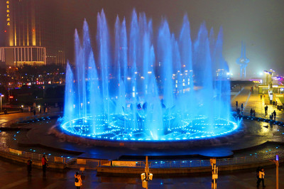 山東:游濟(jì)南觀噴泉,品當(dāng)?shù)靥厣朗? />
</a>
<span><a href=